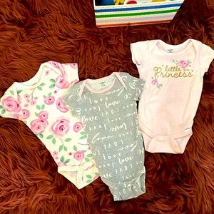 Gerber 3 pack of onesies floral set 6-9 months